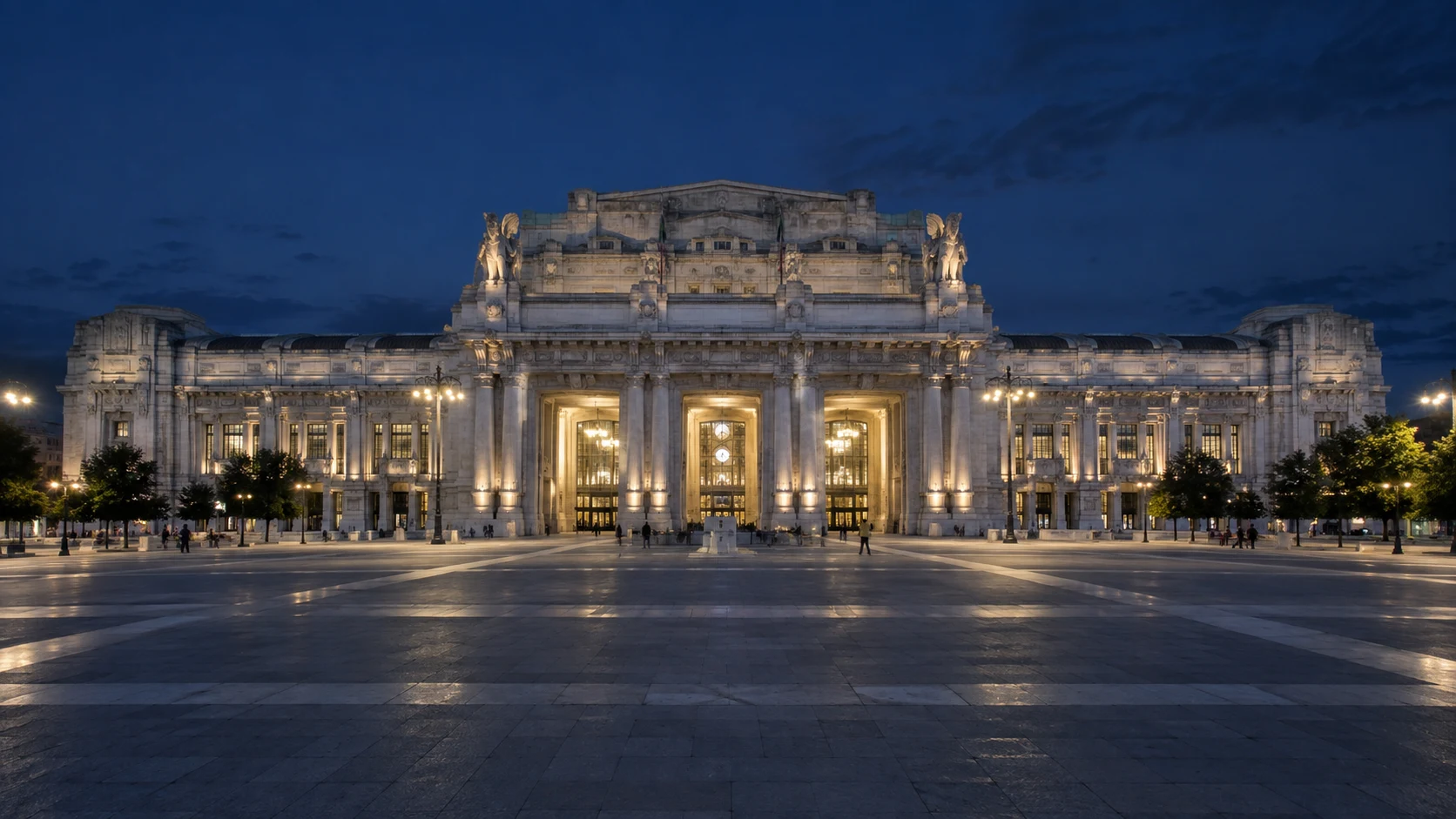 Monumentale Fassade des Bahnhofs Milano Centrale
