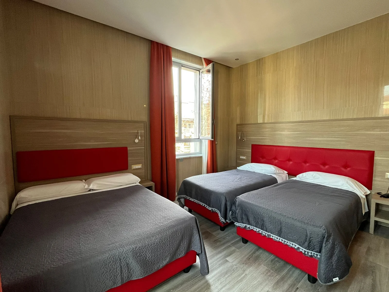 Vierbettzimmer — Midway Hotel — Foto 1