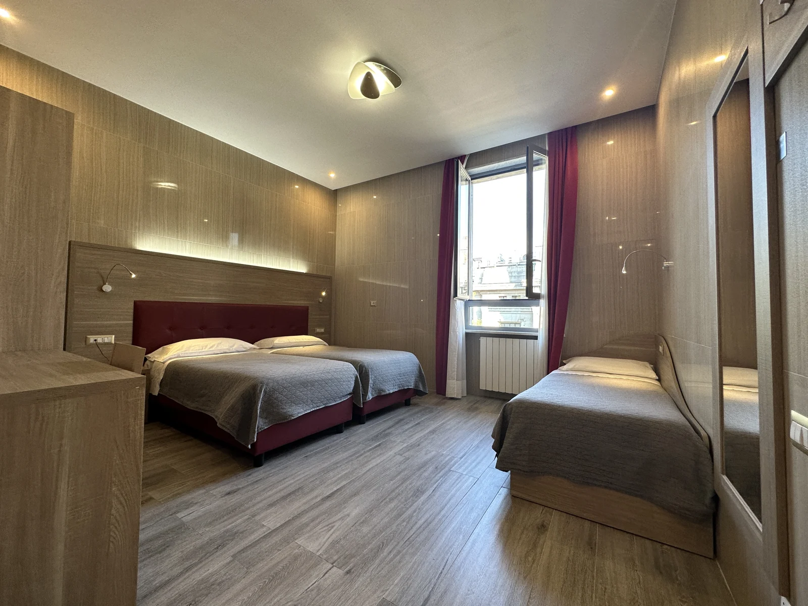 Dreibettzimmer — Midway Hotel — Foto 1